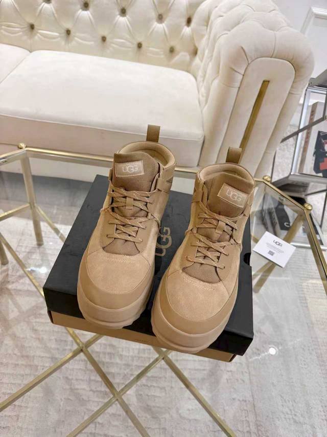 出厂价p Ugg官网主推款复古工装靴真羊毛雪地靴 男女款 面料 ：黑色，粟色， 军绿色 内里 ：纯澳洲进口皮毛一体百分之百的全羊毛 款式 ：简约百搭 .时尚复古