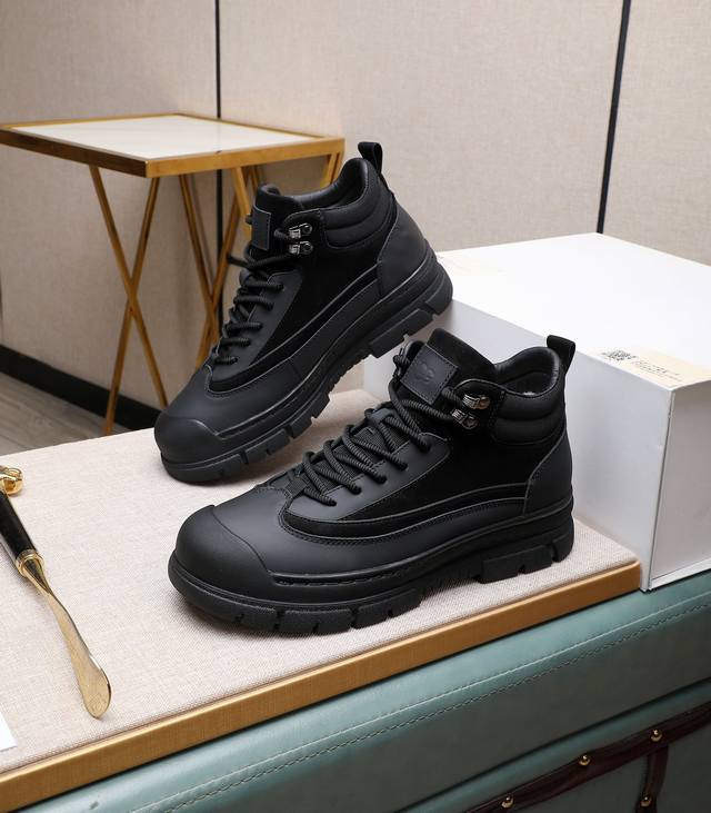 出厂价p 全真羊毛内里 假一赔十 请注意 原单品质 比较毛料的厚度爆款Ugg 来自澳洲温暖奢侈品牌男鞋，官网同步、贝克汉姆男款..，采用进口头层打蜡牛皮制作，鞋