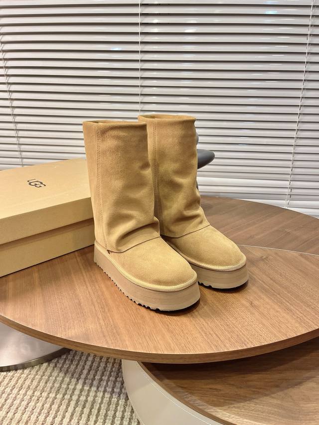Ugg 女款Size :35-40，可订41 Ugg宁艺卓同款厚底雪地靴 时尚与保暖完美融合，靴筒折叠牛皮，内里全羊毛，组合大底，增高又显时尚，中低两个高度可选