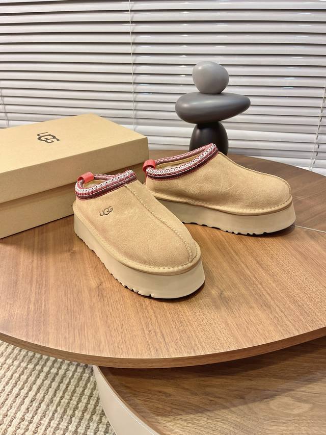 Ugg 女款Size：35-40 Ugg- 1132553民族风联名潮款厚底一脚蹬女懒人鞋雪地靴毛毛鞋 知名设计师品牌Feng Chen Wang、Telfar