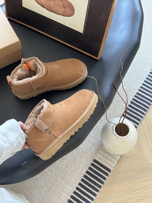 Ugg 女款Size：35-40 薄底Ugg新款拉链经典迷你短靴迷你雪地靴！ 牛皮羊毛拉链可以随时调节，懒人鞋必备一脚蹬！ 颜色：黑色，栗色 ，灰色。