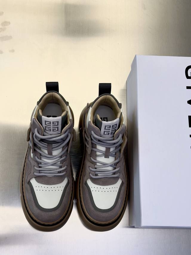 Gv *Y～全新Giv 1男士厚底增高休闲运动鞋，鞋面高品质小牛皮拼接透气布面制成！上脚效果帅气有型，增高4Cm，提升气场，鞋身撞色拼接设计，饰有4G Logo