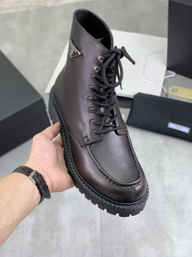 工厂p价p 实价 高帮靴子水染牛里 原单品质prada .普拉达 原单代购、高端商务皮鞋、面料：采用意大利进口小牛皮水染牛里 牛皮里特供原版发泡大底、做工精细、