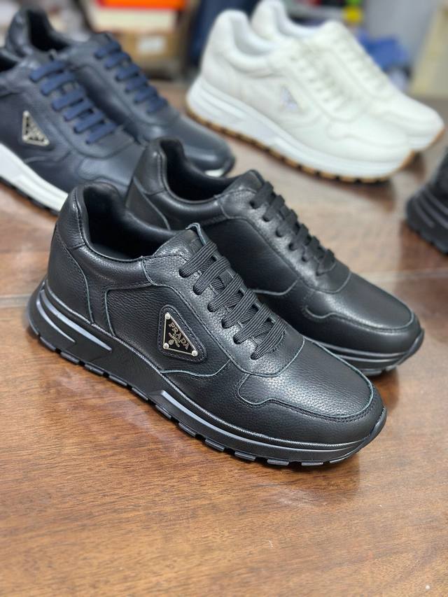 实价： pra 2.0运动鞋 甄选镂空牛皮制成，配以轻盈鞋底，现代造型动感十足。标志性的三角形徽标更显精致优雅。 鞋面环保牛皮 带衬里 涂珐琅三角形金属徽标 带