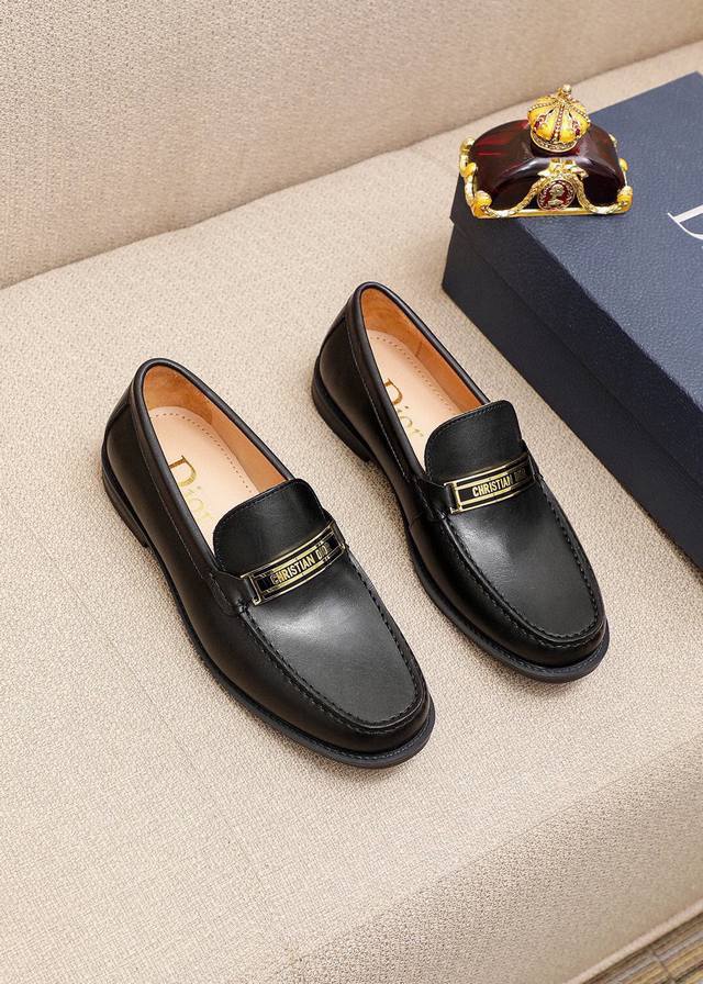 商品商标：Dior 迪奥 休闲皮鞋 正码码数: 38-44 45订做 商品材料：精选 意大利进口头层小牛皮鞋面+奢华五金扣，进口水染牛皮内里。强烈立体视觉效果，