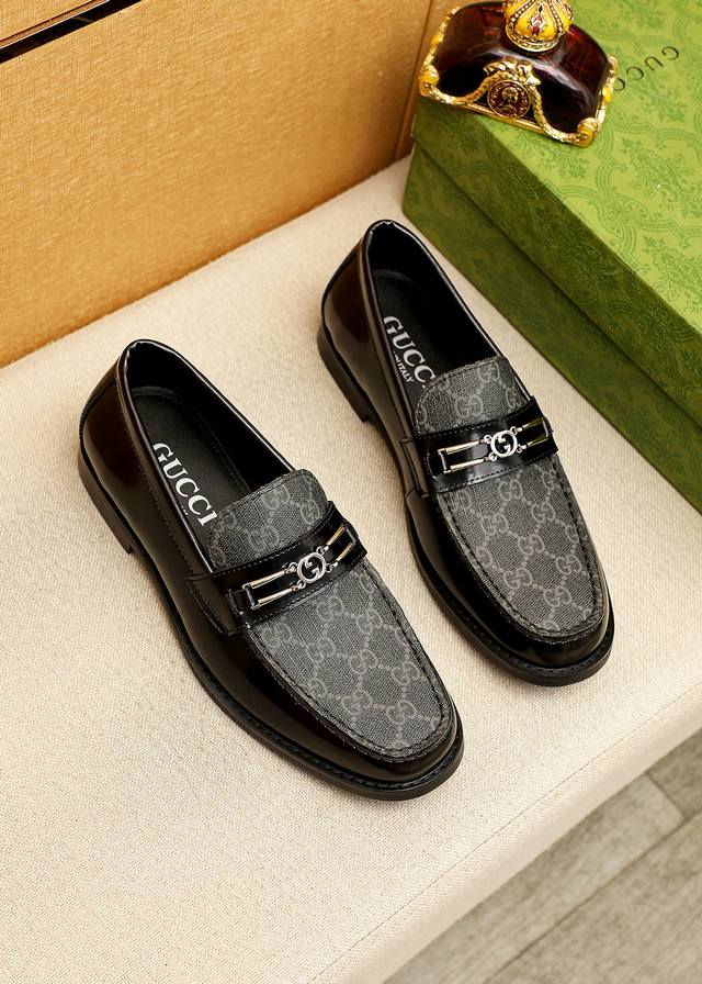 商品商标：Gucci 古驰 休闲皮鞋 正码码数: 38-44 45.46订制 商品材料：精选 进口头层小牛皮压花鞋面+奢华五金扣，进口水染牛皮内里。强烈立体视觉