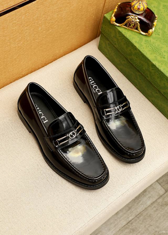 商品商标：Gucci 古驰 休闲皮鞋 正码码数: 38-44 45.46订制 商品材料：精选 进口头层开边珠牛皮鞋面+奢华五金扣，进口水染牛皮内里。强烈立体视觉