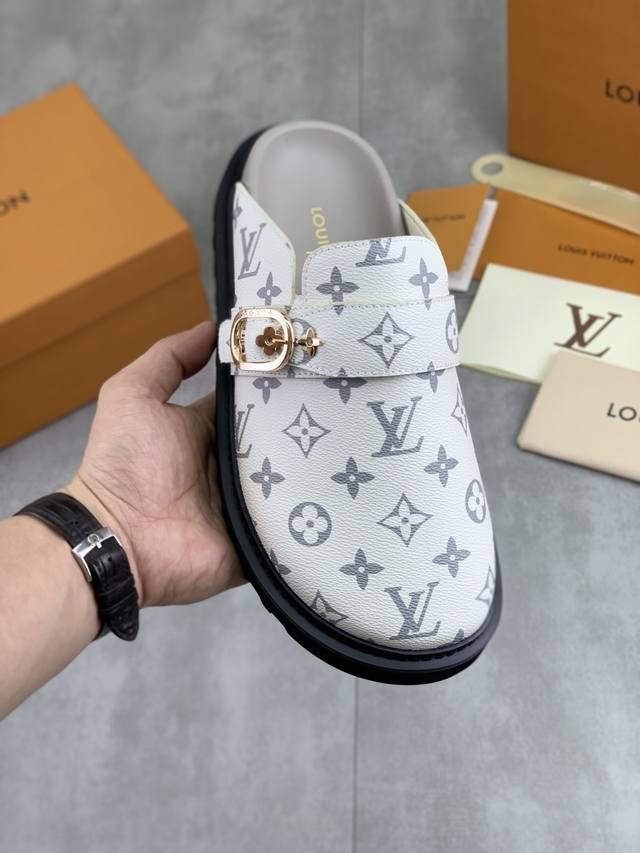 工厂p价p 实价 情侣勃肯休闲半拖鞋 -此款运动鞋面采用柔软牛皮面料，融入格纹图案压花，搭配压纹双色鞋底，其上点缀品牌标识，设有可调试L字型扣环束带，松弛感拉满