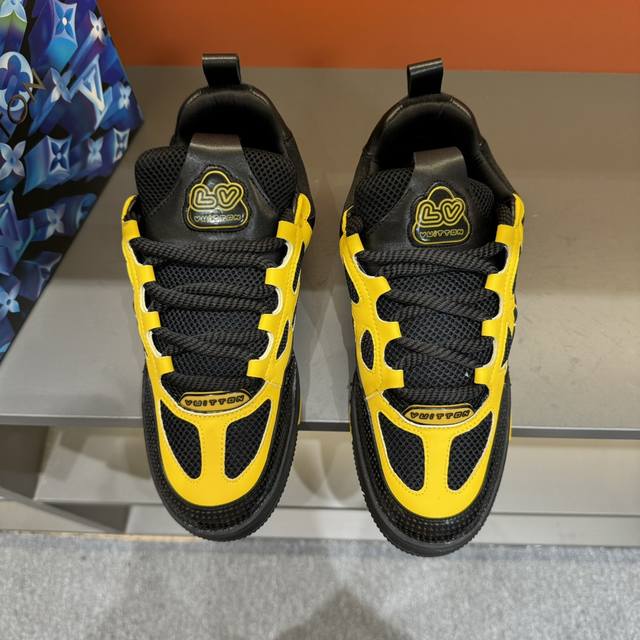 码数38-45 L V Sk8 23年春夏新款，全新面包鞋型，鞋帮上以皮革打造了L V经典花卉标志，鞋型整体为夸张的面包形态，十分吸睛。高饱和的鲜活颜色，与L