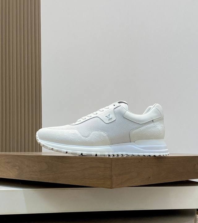 最新款浮雕图案黑网 新Louis Vuitton路易威登男士运动鞋，经典Monogram设计，时尚百搭。黑色和白色款，适合四季穿着。鞋码齐全，适合不同需求。