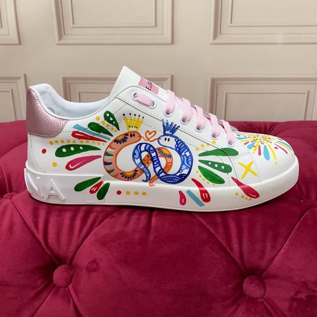 Dg* 情侣款-Size ：35-44 .45.定做 高端版本 高质量 品牌大底Dolce & Gabbana 2025新款 顶级版本 高端质量 独家精工定制上