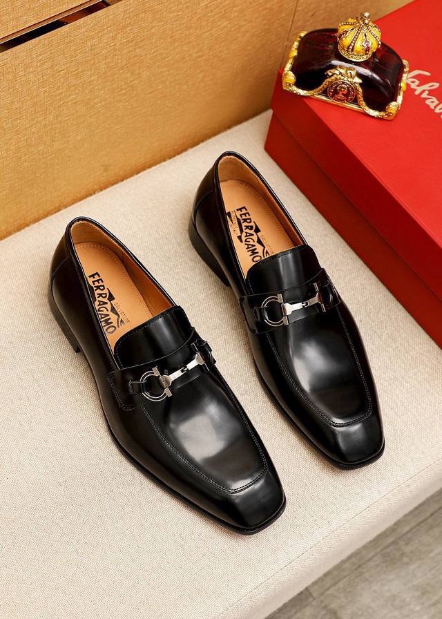 商品商标：Ferragamo 菲拉格慕 休闲皮鞋 正码码数: 38-44 45.46订制 商品材料：精选 进口开边珠牛皮鞋面+经典五金扣，进口牛皮内里。强烈立体