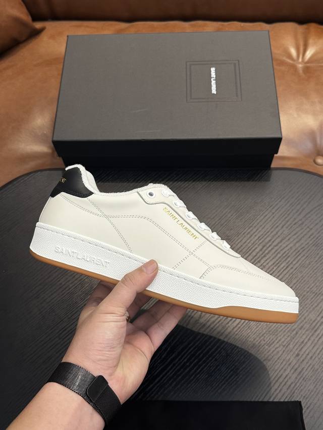 Saint Laurent圣罗兰低帮系带运动鞋 S L61官网新款 品牌旗舰店同步、意大利原胚粒面牛皮+正面饰片点缀多孔皮革、拉环饰以金色Saint Laure