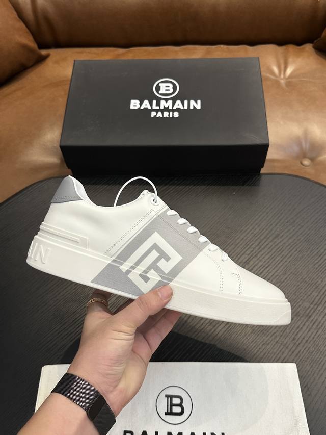 Balmain巴尔曼B-Skate运动鞋 B-Skate 多材质拼接撞色运动鞋 ，鞋面饰有黑色鞋带，皮革拼接鞋舌点缀 Balmain 徽标， Tpu 鞋底饰有同