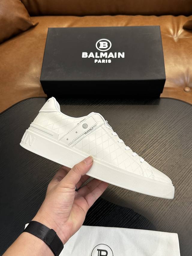 Balmain巴尔曼B-Skate运动鞋 B-Skate 多材质拼接撞色运动鞋 ，鞋面饰有黑色鞋带，皮革拼接鞋舌点缀 Balmain 徽标， Tpu 鞋底饰有同