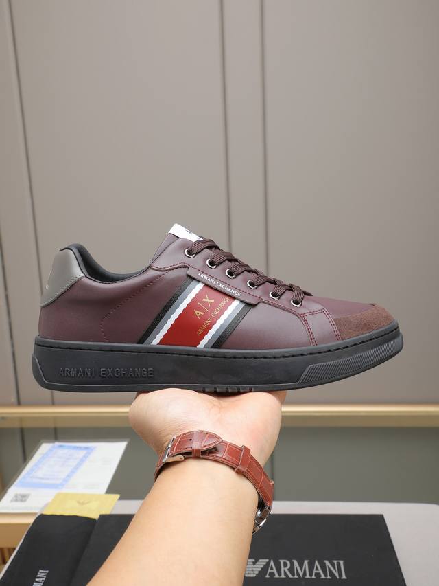 Giorgio Armani 乔治阿玛尼 男士休闲鞋采用头层磨砂牛皮小牛皮透气羊里，后跟光滑小牛皮包裹，皮质柔软细腻，舒适透气，鞋舌饰有品牌Logo字母，侧跟饰