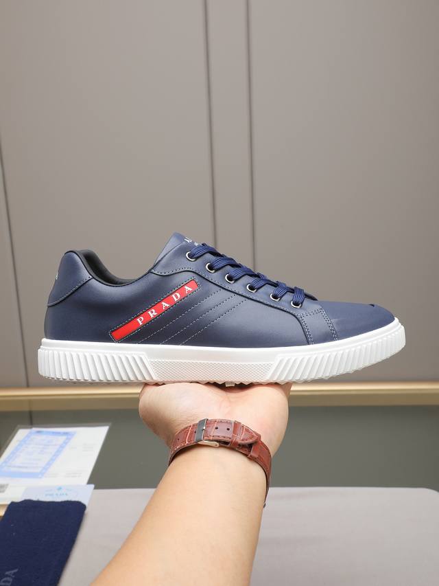 新款普拉达休闲男鞋意大利著名的奢侈品品牌，目前超爱的款，脚感很好，洋气时髦，显得脚型很正，走起路来也很轻便～鞋型很正，上脚非常好看！面鞋面进口牛皮水洗羊里，大底