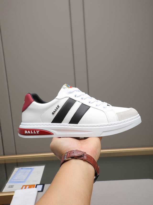 Bally 巴利新款休闲鞋，采用小牛皮拼接打造，糅合优雅风范与创新设计。大底外侧品牌Logo标志，摩登风范十足，鞋舌饰有品牌字母徽标，无不阐释品牌格调！羊里，私