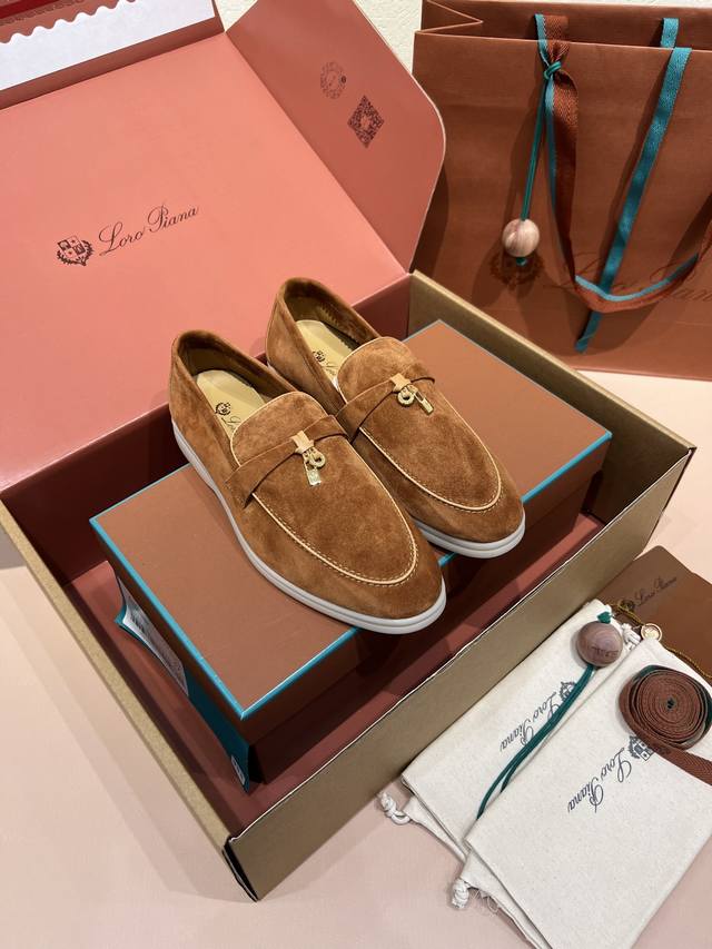 Loro piana 男女同款 Lp经典舒适休闲的软皮平地鞋，采用柔软的无衬里绒面牛皮革制作，浅色橡胶鞋底，是Loro piana鞋履共有的休闲特色，鞋面前部饰