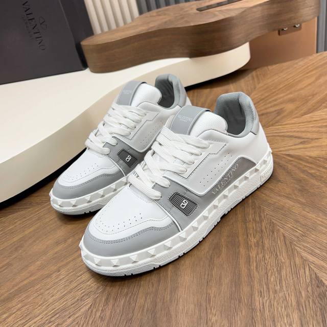 华伦天奴新款 微标撞色休闲运动鞋 特定全牛皮材质。 p： 。Size：39-44 38 45定做