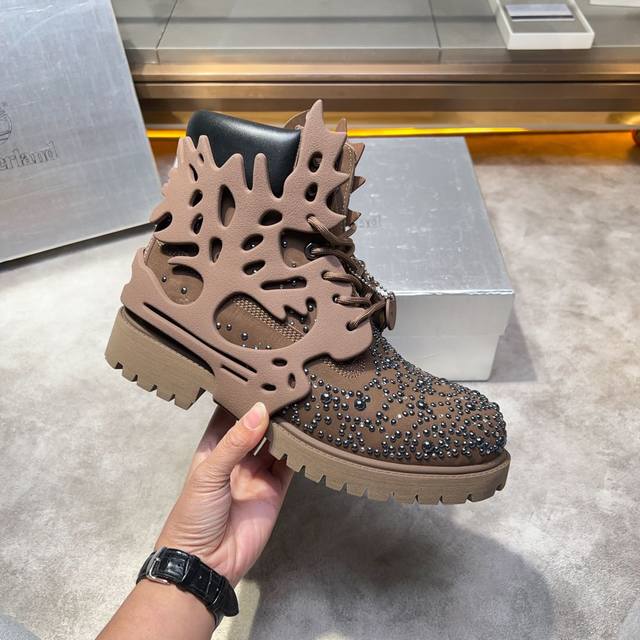 Timberland pharrell新系列风格的大黄靴格外闪耀Mattias Gollin 用施华洛世奇水晶和珍珠，按pharrell的最新系列的风格制作了这