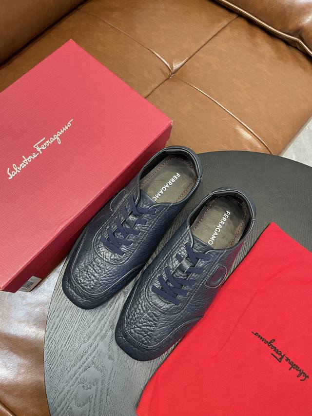 Ferragamo 菲拉格慕 -高端品质 -鞋面：摔纹牛皮、纳帕牛皮、鞋身车缝品牌Logo -内里：牛皮，垫脚；水染牛皮 -大底：Tpr 橡胶发泡；双色成型大底
