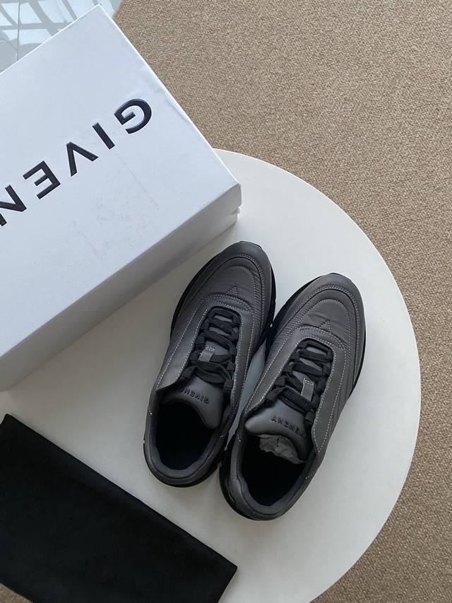 新款Giv创新低帮运动鞋 鞋面牛皮搭配同色系牛菱格尼龙帆布，同系配色鞋带 鞋舌和后跟饰以Giv～Chy Logo，侧面饰以Givenchy Logo饰带，采用透
