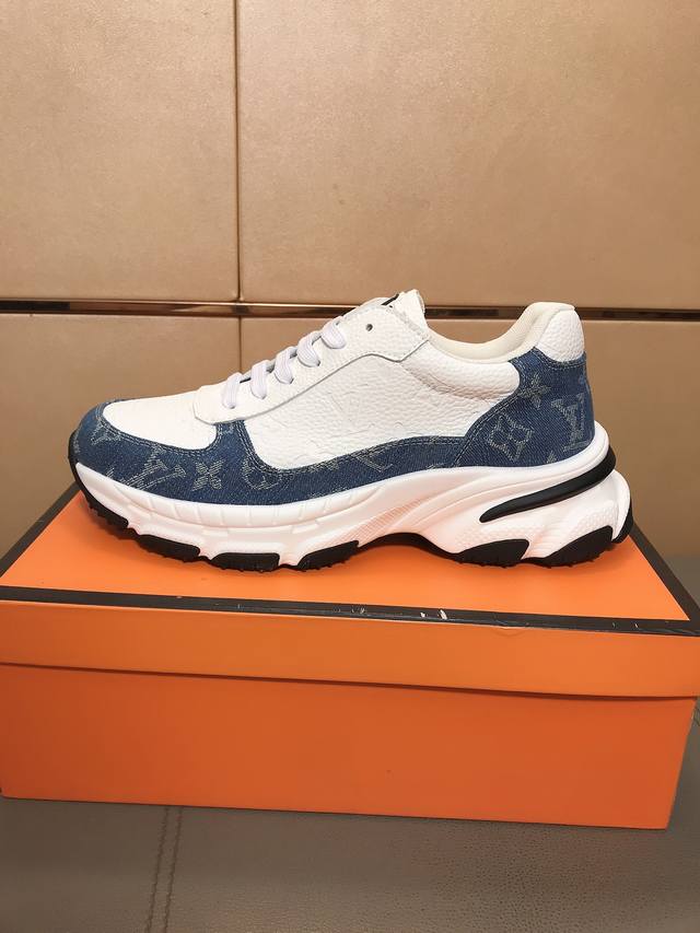 出厂价p 路易威登Lv 新款男士休闲鞋最火爆的经典之做，鞋面采用意大利进口牛皮拼接品牌印花材料，舒适的内里+羊皮垫脚，时尚气息，独特品牌独特工艺。彰显了新一年度