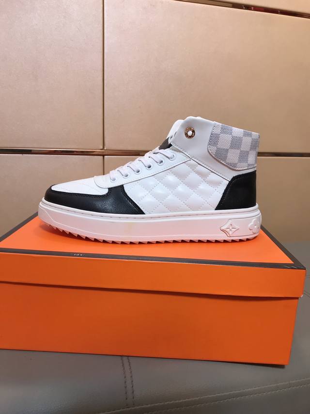 工厂p价 Lv路易威登 新款男士韩版高帮休闲鞋 爆款，进口牛皮搭配原版印花，真皮内里，耐磨防滑橡胶大底。你还为穿着搭配鞋发愁，那这款鞋你就是你不二的选择！码数：