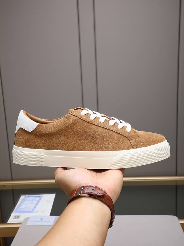 Brunello Cucinelli最新系列休闲 来自意大利的世界顶级奢侈品牌，被誉为低调奢华的 “山羊绒之王” 和 “界真正的奢侈品”。 此款Bc鞋面精选牛皮