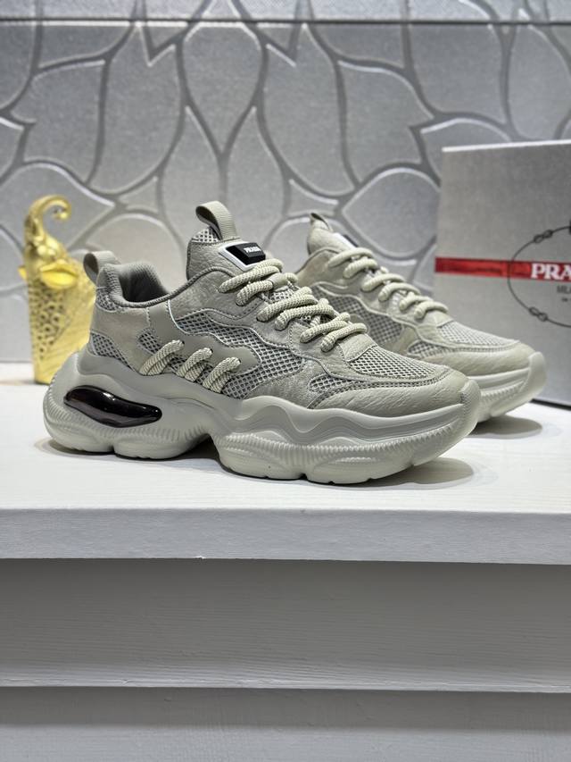 prada* 高端精品 prada 普拉达 专柜最新款运动鞋出货 领先专柜款你懂的 。精选牛皮拼接面料制作而成。内里:网布内里。高端气垫开模防滑橡胶大底，精美线