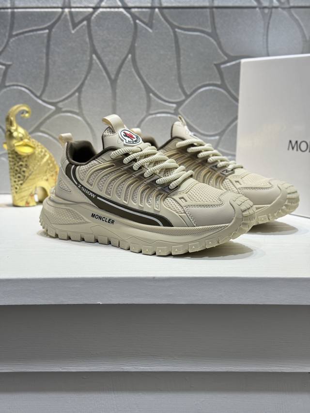 Moncler 蒙口男士休闲运动鞋，具有舒适防滑性能，采用牛皮拼接网面，兼备创新、功能性与图形细节于一体，诠释潮流时尚。大底高弹橡胶成型大底，具有高弹性高耐磨性