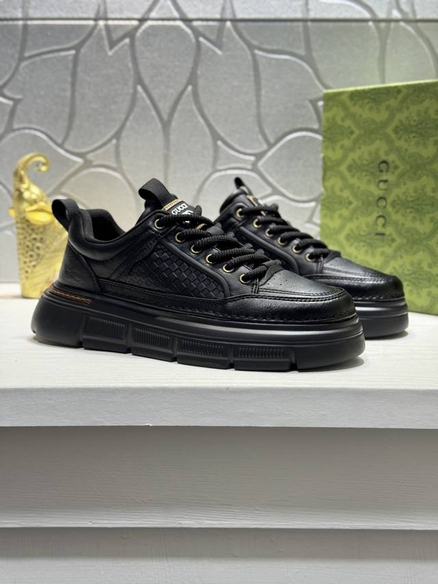 古奇！全球首发 鞋面采用牛皮制造网布内里让行走更加便捷舒适！弹力十足独家新款惊世之作，质量相比美的1：1复刻 ！打造时尚个性衬托你的与众不同！多色可选潮男必备经