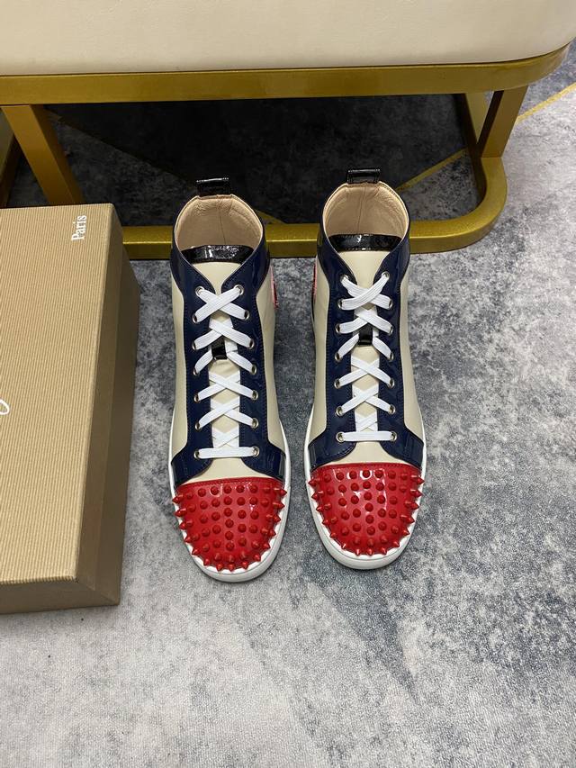 出厂价p 定做款 。Christian Louboutin Cl红底鞋 专柜烫钻系列，情侣休闲板鞋 独家热款发布活动乳胶垫脚成品大底车线 女35-40#男38#