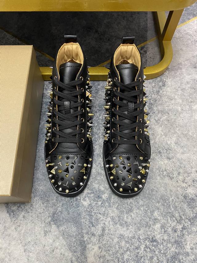 出厂价p 订做款 情侣款 。Christian Louboutin Cl红底鞋 专柜烫钻柳钉系列，情侣休闲板鞋 独家热款发布活动乳胶垫脚成品大底车线 女35-4