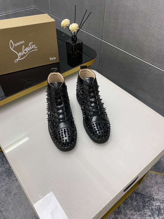 出厂价p 定做款 。Christian Louboutin Cl红底鞋 专柜烫钻系列，高邦情侣休闲板鞋 独家热款发布活动乳胶垫脚成品大底车线 女35-40#男3