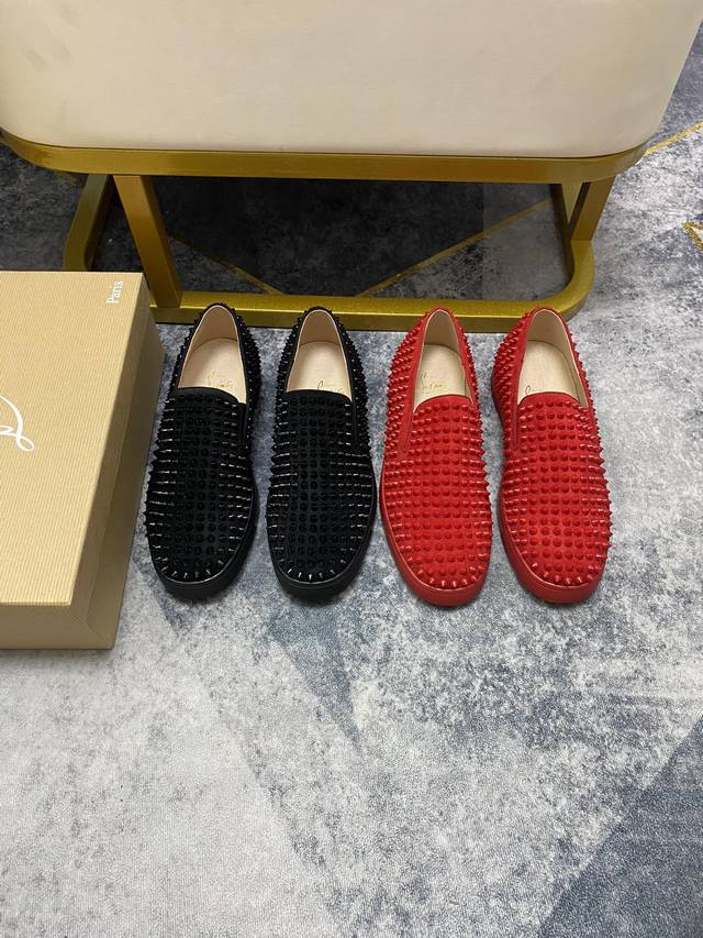 出厂价p 。Christian Louboutin Cl红底鞋 专柜烫钻系列，情侣休闲板鞋 独家热款发布活动乳胶垫脚成品大底车线 女35-40#男38#-46,