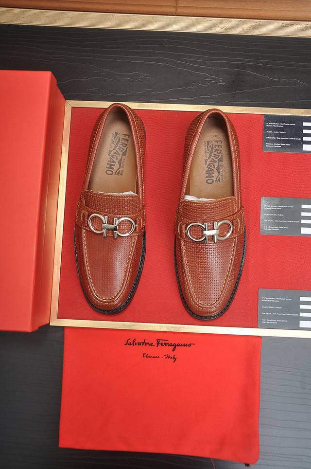 出厂价p Ferragamo 菲拉格幕 专柜最新款 原版进口开边上乘牛皮手工编织成+进口牛里+原版奢华金属扣+原版组合大底 对比无压力 38--45 45定做
