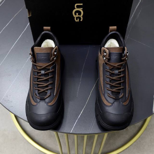 出厂价p 澳洲进口加厚羊毛 品牌：Ugg正品代购 尺码：38-44 等级： 官网1:1 材料： 头层真皮防水防冻鞋面 真毛内里 原版防滑 柔软 耐磨大底 款式类