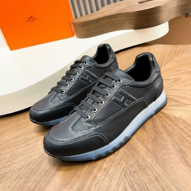 H 顶级代购 爱 炸街男神运动鞋新品来袭，专柜同步发售原厂配置，意大利进口原版牛皮面料，系带板鞋更潮达人透气舒适驾车必备，全进口水染牛皮里垫，鞋底：原厂特供原版