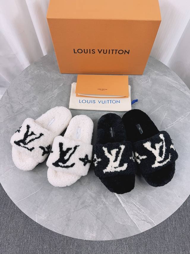 Louis Vuitton 新款羊毛拖鞋细柔软羊毛 頂级品质纯皮毛一体直毛打造！超温暖的感觉，穿上仿佛踩在云朵上Lv经典老花装饰，精致高级！让这双毛拖身价陡增！