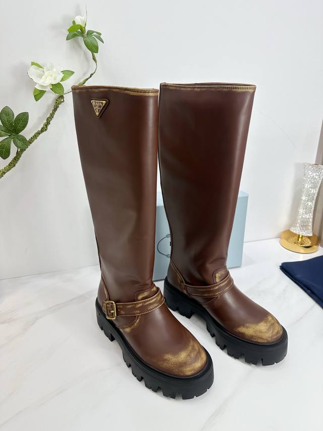 出厂 2025 Sss重磅推出普拉达最新长短靴，凉鞋单鞋，细跟，后空，粗跟系列 prada早春T台走秀网红同款＂造梦不夜城＂，prada能在重要场合上用得上了，