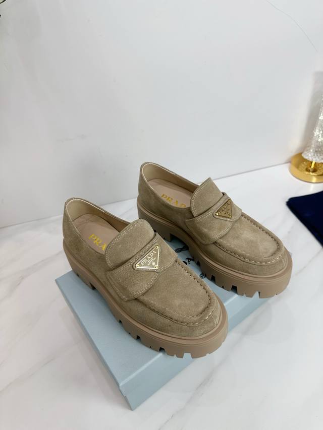 出厂 2025 Sss重磅推出普拉达最新长短靴，凉鞋单鞋，细跟，后空，粗跟系列 prada早春T台走秀网红同款＂造梦不夜城＂，prada能在重要场合上用得上了，