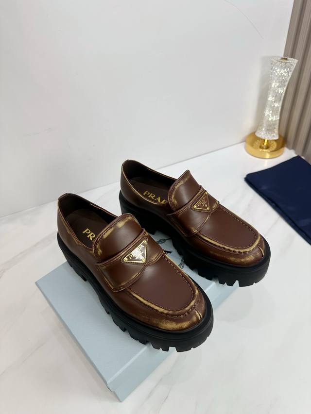 出厂 2025 Sss重磅推出普拉达最新长短靴，凉鞋单鞋，细跟，后空，粗跟系列 prada早春T台走秀网红同款＂造梦不夜城＂，prada能在重要场合上用得上了，