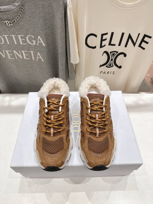 市场高版本 毛里 Dior*迪奥D家2025Ss秋冬新款厚底羊毛里休闲运动鞋老爹鞋，融入D家高定精神诠释经典跑鞋！原版开发市场顶级版本 进口网眼织物和真牛皮革的