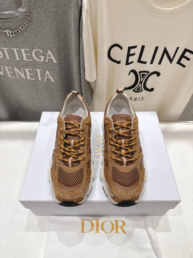 市场高版本 Dior*迪奥D家2025Ss秋冬新款厚底休闲运动鞋老爹鞋，融入D家高定精神诠释经典跑鞋！原版开发市场顶级版本 进口网眼织物和真牛皮革的搭配，打造对
