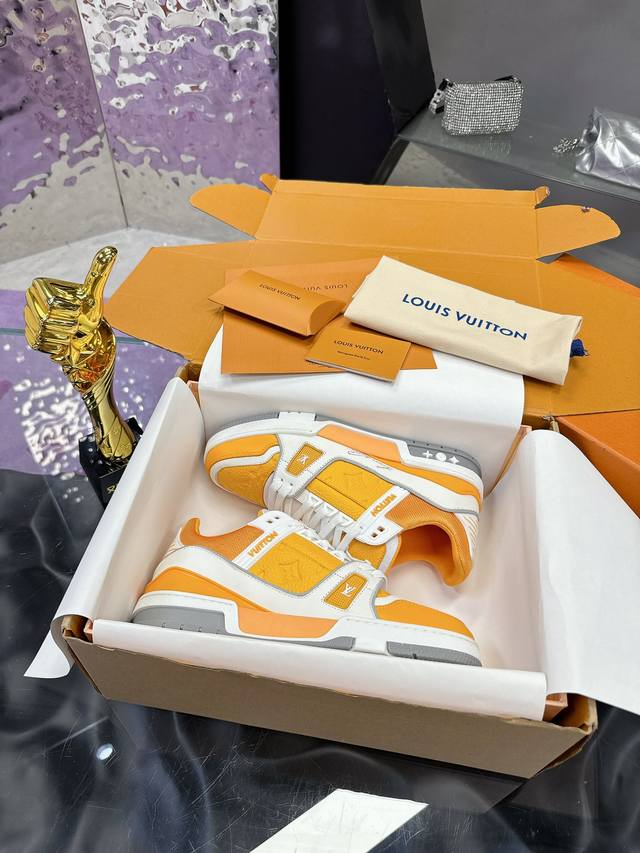 工厂p价p： 2025最新颜色 最新出炉 原版开发 品质出货 欢迎对比 Lv板鞋系列 Lv Trainer Maxi运动鞋将成衣系列的宽松廓形引入Virgila