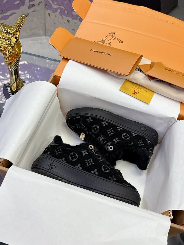 工厂p价p： Lv真皮真毛 货真价实的高版货 Time Out 新款运动鞋以丝绸小牛皮包裹舒软羊毛内衬，直面寒冷时节。柔软鞋面压印品牌经典 Monogram 图