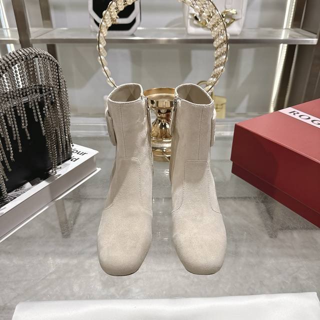 出厂 60秋冬新款高跟裸靴来咯 来咯 真的来咯 Rv经典方扣马丁靴 上脚效果真的是超级赞 美炸兴了简直是 今年秋冬必备的短靴之一 无敌百搭款穿上少女心爆棚啊 各