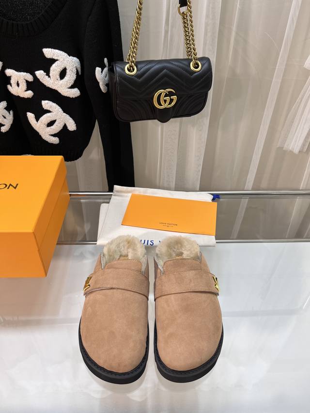 专柜新款毛毛半拖毛拖 Winterbreak Comfert 平底拖鞋 Lv 字母和Monogram 花卉点缀图案的羊绒面，旁边装饰L V经典五金扣。搭配羊毛内